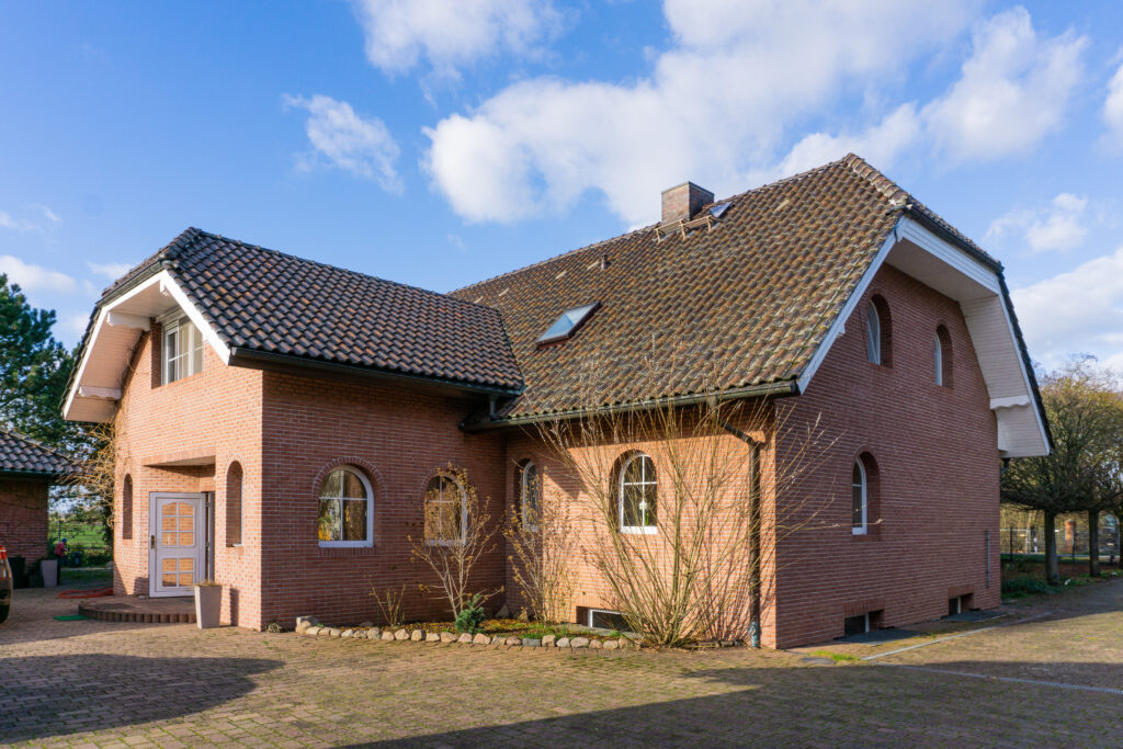 Engel & Völkers Cross-Selling Potsdam Großes Einfamilienhaus mit Einliegerwohnung im Grünen